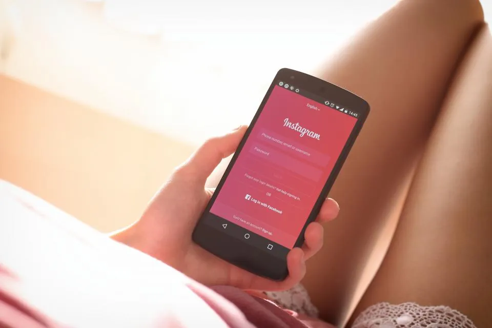 Nastolatka otwiera Instagram na smartfonie