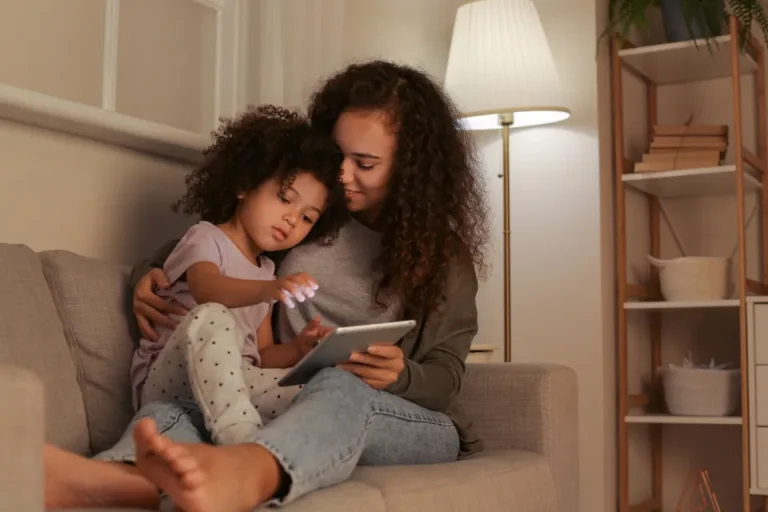 Mama z córką wspólnie korzystają z tabletu