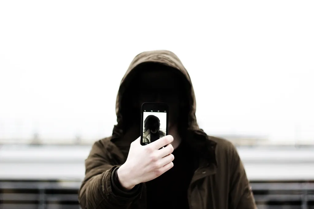 Twarz schowana za ekranem telefonu – tolerancja dopaminowa